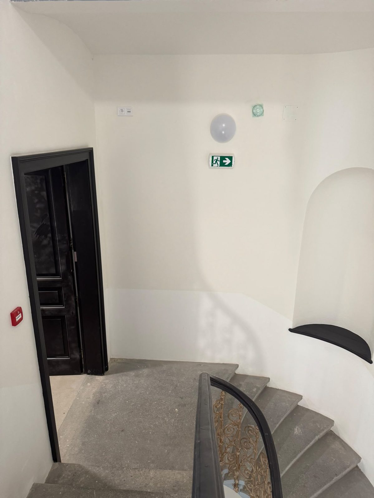 Původní schodiště činžovního domu s novou výtahovou šachtou